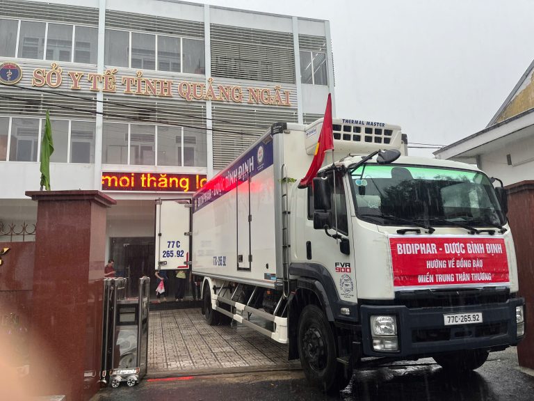 HỎA TỐC: BIDIPHAR TRAO TẶNG 3.000 TÚI THUỐC CHO HUẾ, ĐÀ NẴNG, QUẢNG NGÃI NGAY TRONG TÂM LŨ