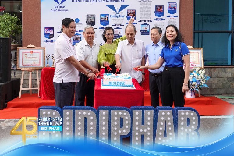 cac-the-he-lanh-dao-cua-bidiphar-thuc-hien-cat-banh-kem